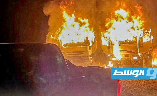 اشتعال النيران في شاحنات الوقود بعد استهدافها بالصواريخ الموجهة. (اللواء 444 قتال)