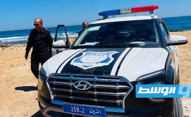 دورية شرطة عند موقع المقبرة المكتشفة بشاطئ أبوروية في مصراتة. (وزارة الداخلية)