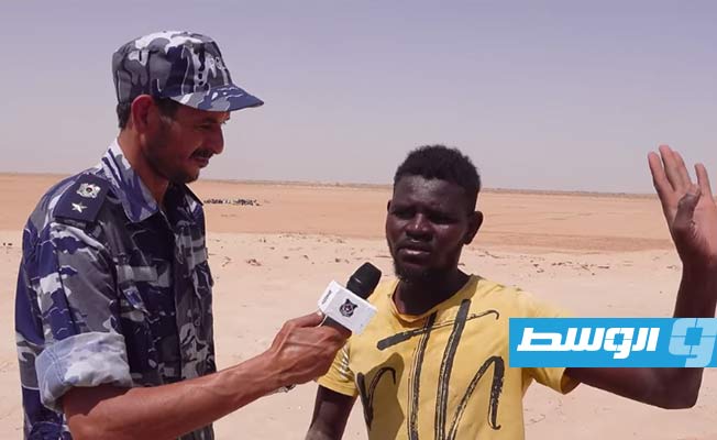 مهاجرون يشكرون حرس الحدود الليبي على إنقاذهم بعد طردهم من تونس (فيديو)