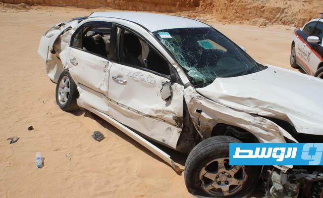 سيارة المواطن التي اصطدمت بسيارة الدورية الأمنية التابعة لمديرية أمن مسلاتة في موقع الحادث. (وزارة الداخلية)