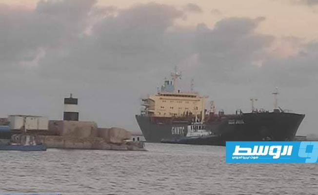 ناقلة الوقود في حوض ميناء طرابلس. الاثنين 14 ديسمبر 2020. (شركة البريقة لتسويق النفط)