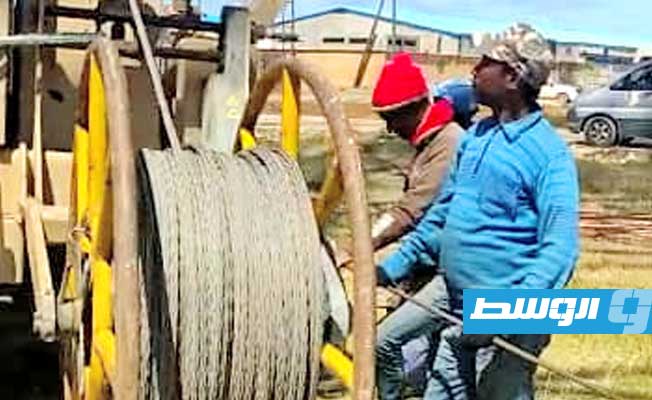 من أعمال سحب أسلاك على خط نقل الطاقة شمال بنغازي- سي فرج، 31 مارس 2023. (شركة الكهرباء)