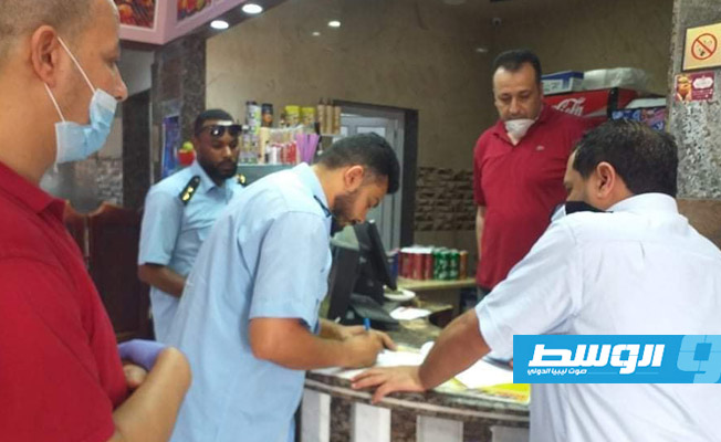 عنصر من جهاز الحرس البلدي بوعطني خلال حملة على مطاعم مدينة بنغازي. (وال)