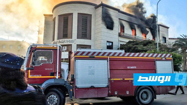 إخماد الحريق بمبنى وزارة الخارجية في طرابلس بعد الهجوم الإرهابي