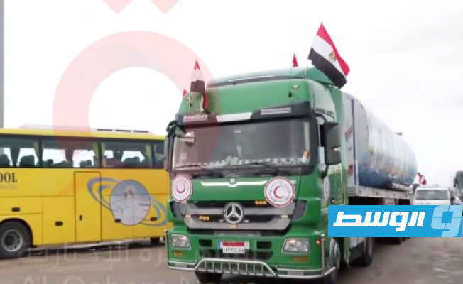 شاهد.. أول شاحنة وقود تدخل قطاع غزة من مصر منذ بداية العدوان