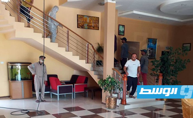 رش وتعقيم فندق زوارة المخصص لحجر العائدين من مصر، 4 يوليو 2020. (بلدية زوارة)