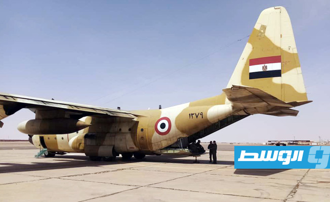 إحدى طائرتي النقل العسكرية بمطار سبها أثناء إنزال المساعدات الطبية. (الإنترنت)
