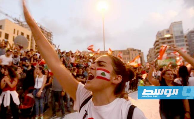 «الثورة أنثى».. نساء لبنان يرفعن مطالب خاصة وسط زخم السياسة