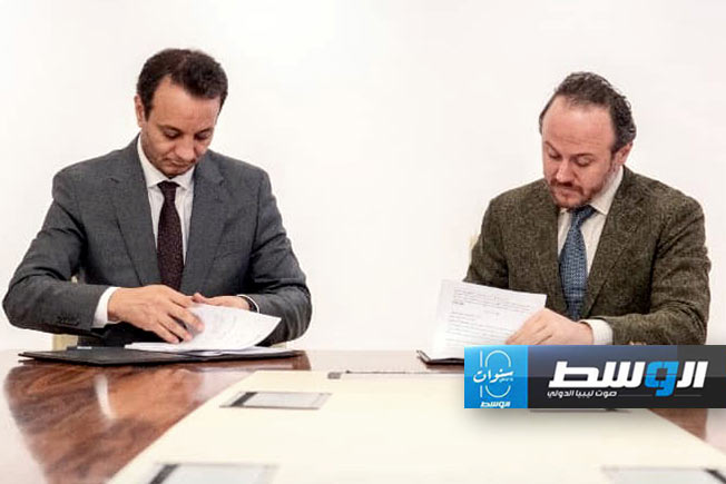 بلقاسم حفتر خلال توقيع العقود مع ممثلي الشركة التركية. (لجنة الإعمار والاستقرار)