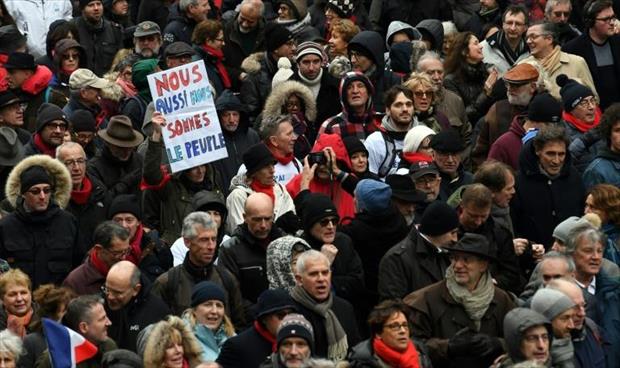 «الأوشحة الحمراء» يتظاهرون في باريس «دفاعًا عن الديمقراطية»