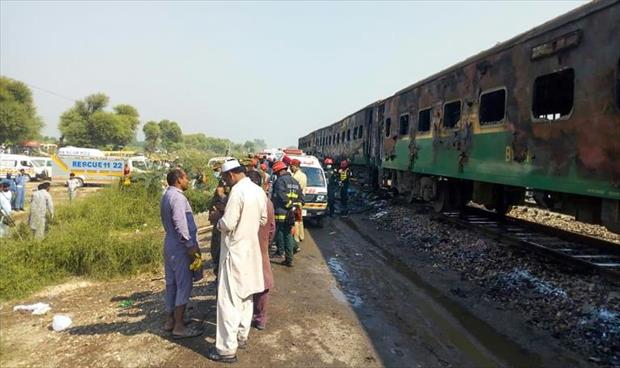 65 قتيلا جراء حريق قطار الركاب في باكستان