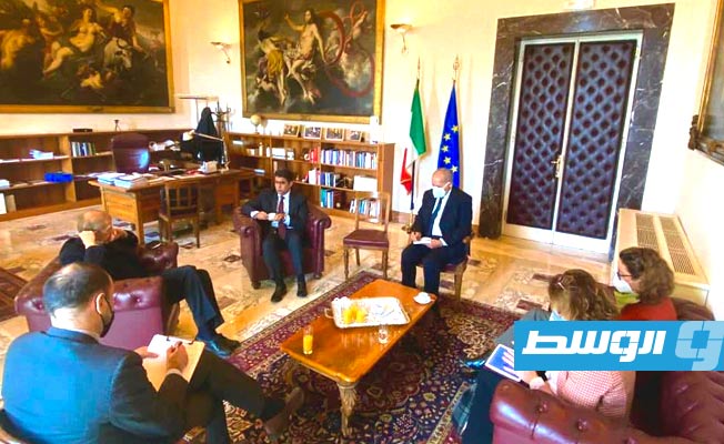 رئيس لجنة الشؤون الخارجية بالبرلمان الإيطالي، بييرو فوسينو، مع السفير الليبي في روما, 8 مارس 2022. (السفارة الليبية في روما)