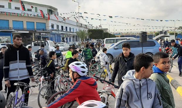 جانب من فعاليات سباق الدراجات الأول لمدارس أبوسليم. (صفحة بلدية أبوسليم على فيسبوك).