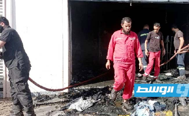 رجال هيئة السلامة الوطنية يخمدون حريقا بمحلس ملابس في عين زارة، 1 أغسطس 2023. (هيئة السلامة الوطنية)