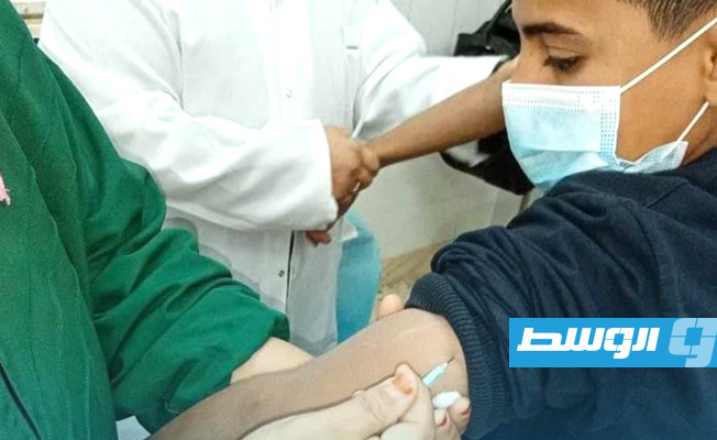 تطعيم طلاب المدارس بمنطقة السبيعة، 29 ديسمبر 2021. (وزارة الصحة)