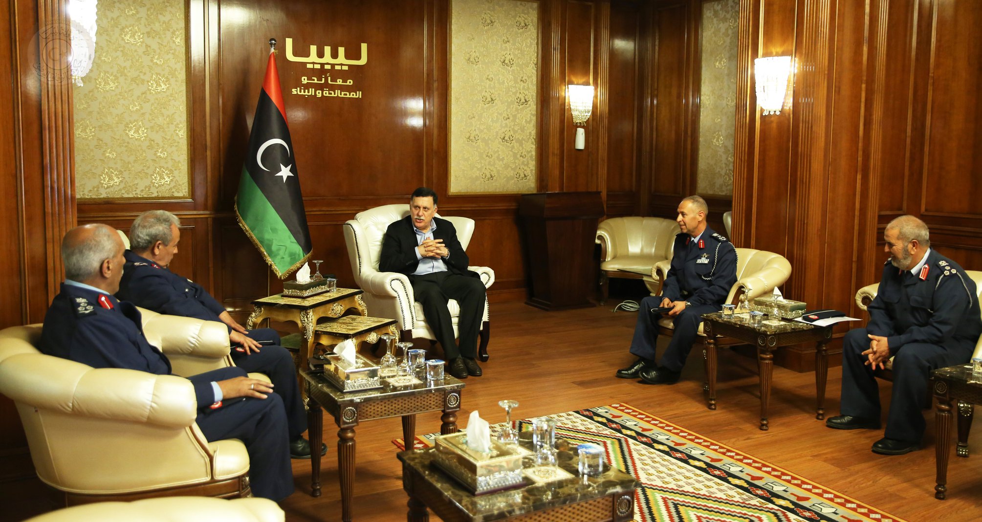 السراج يلتقي ضباطًا من سلاح الجو الليبي