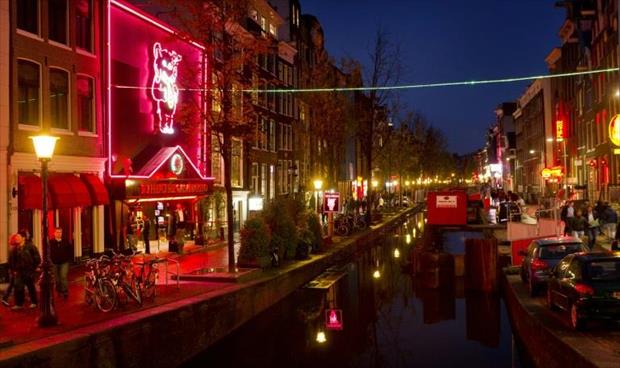 أمستردام تسعى إلى احتواء التدفّق إلى حيّ الدعارة