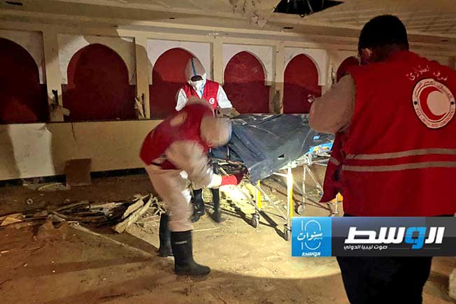 فريق الهلال الأحمر ينتشل جثة من منطقة الرملة في طرابلس، 21 فبراير 2024. (صفحة الجمعية على فيسبوك)