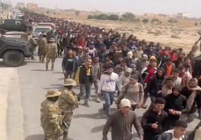 مهاجرون جرى ترحيلهم من شرق ليبيا باتجاه الحدود المصرية (لقطة مثبتة من فيديو)