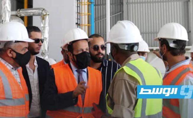 جانب من زيارة وزير الصحة الدكتور علي الزناتي لشركة الجوف للخدمات النفطية بمقرها في بنغازي (وزارة الصحة على فيسبوك)