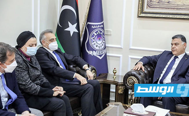 لقاء الوزير خالد مازن مع السفير الإيطالي لدى ليبيا والوفد المرافق له. (وزارة الداخلية)