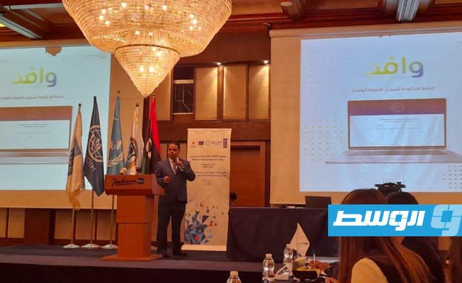 وزير العمل علي العابد أثناء الإعلان عن إطلاق المنصة الرقمية لتسجيل وإدارة العاملة الوافدة. (وزارة العمل)