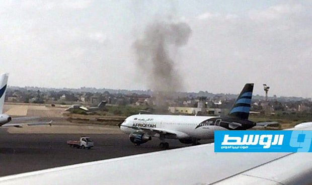 مطار معيتيقة يعلن تعرضه لقصف أدى لتوقف الملاحة الجوية