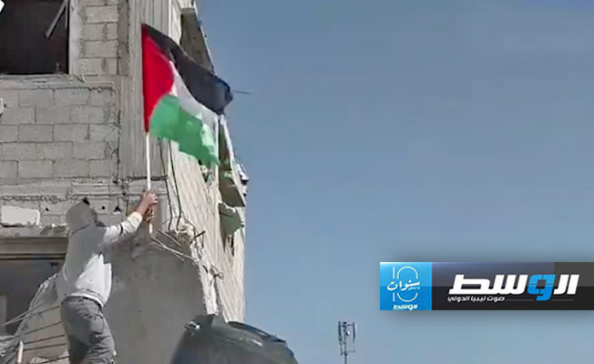 شاهد: «لن نستسلم».. صحفي يرفع علم فلسطين فوق أطلال منزله في غزة