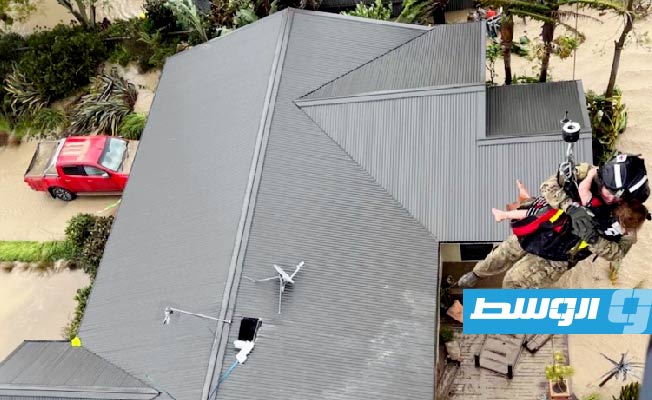 أربعة وفيات في إعصار نيوزيلندا وأسطح المنازل ملاذات الإنقاذ