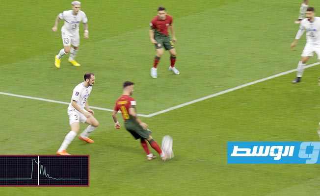 لحظة رفع الكرة من اللاعب برونو فرنانديز في لقطة الهدف أمام الأوروغواي في كأس العالم، 28 نوفمبر 2022. (الإنترنت)