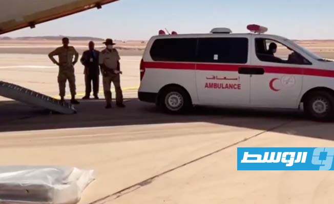 جانب من عملية نقل مصابي حادث بنت بية إلى بنغازي عبر طائرة عسكرية. (إدارة التوجيه المعنوي فرع سبها)