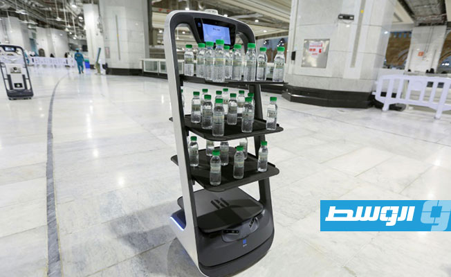 روبوتات لتوزيع مياه زمزم على زوار مكة لضمان التباعد المادي قبيل بدء الحج السنوي