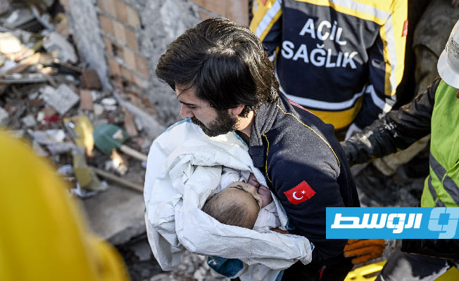 إنقاذ رضيع من تحت الأنقاض بعد ستة أيام من زلزال تركيا