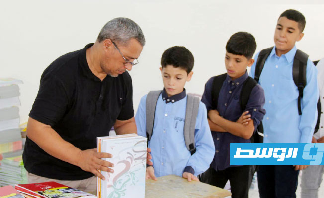 طالب يتسلم الكتب الدراسية بأحد المدارس الليبية، 3 سبتمبر 2023. (وزارة التربية والتعليم)