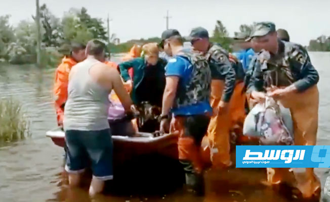 إجلاء مواطنين من مناطق غمرتها المياه بالقرب من خيرسون في أوكرانيا بعد تدمير سد خاكوفكا جزئيا، (أ ف ب)