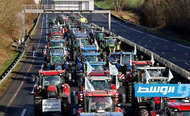 مزارعون فرنسيون يهددون بـ«حصار» باريس رغم وعود الحكومة