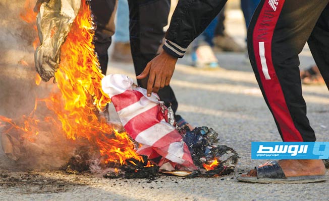 الغضب الحارق.. عراقيون يردون على مقتل 25 شخصا بـحرق الأعلام الأميركية ومهاجمة سفارة واشنطن