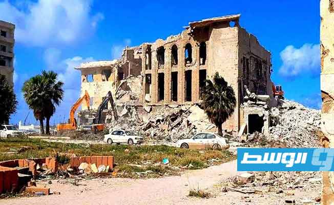 صورة متداولة لعملية إزالة مبنى سينما برينتشي التاريخي في مدينة بنغازي. (الإنترنت)