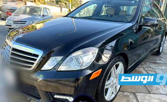 القبض على متهم استأجر سيارة فخمة في بنغازي ثم سرقها وارتكب حادثًا بها