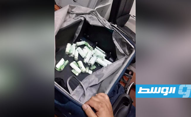 حقيبة أحد المسافرين بمطار مصراتة التي عثر بداخلها على الأموال المهربة، الأحد 17 أكتوبر 2021. (جهاز الأمن الداخلي)