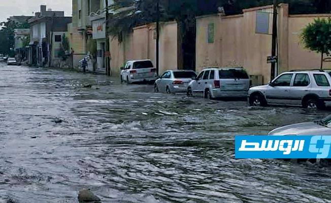 مياه الأمطار تغمر أحد شوارع العاصمة طرابلس. (الإنترنت)