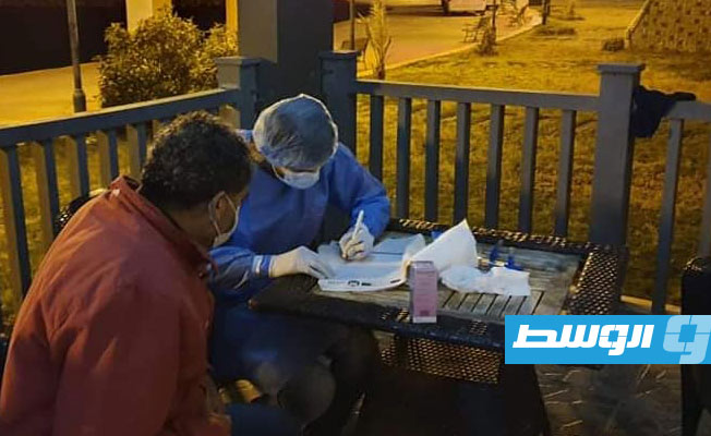 أثناء الكشف على العالقين العائدين من مصر إلى مدينة درنة، 5 مايو 2020. (وزارة الصحة بالحكومة الموقتة)