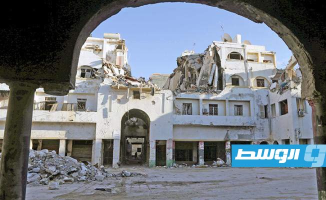 آثار الحرب تبدو واضحة على أحد المباني التاريخية وسط مدينة بنغازي. (الإنترنت)