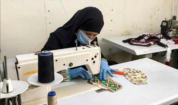 نساء شمال سيناء يصنعن كمامات مطرزة على الطريقة البدوية