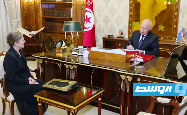 الرئيس التونسي قيس سعيد و ورئيسة الحكومة المكلفة نجلاء بودن خلال توقيع الأمر الرئاسي للحكومة التونسية، 11 أكتوبر 2021. (لقطة مثبتة من تسجيل مصور)