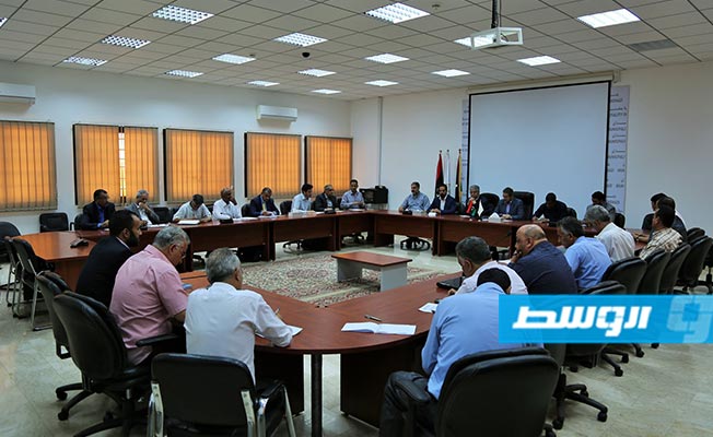 جانب من الاجتماع الذي ضم مسؤولي بلدية بنغازي والشركة العامة للكهرباء (صفحة البلدية على فيسبوك)