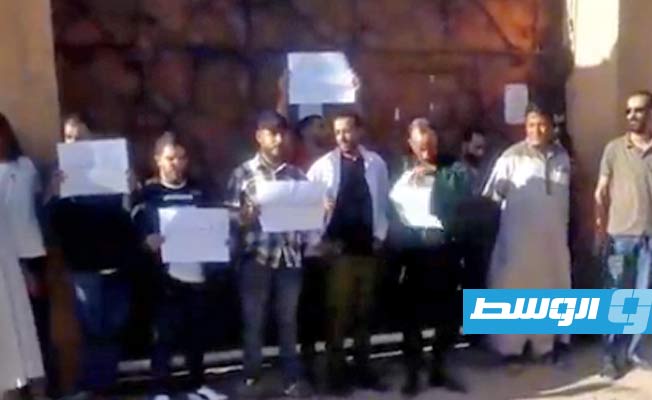 متظاهرون عند مدخل محكمة استئناف سبها، الخميس 25 نوفمبر 2021. (الإنترنت)