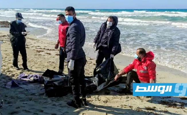 انتشال جثة متحللة من شاطئ في منطقة الزويتينة