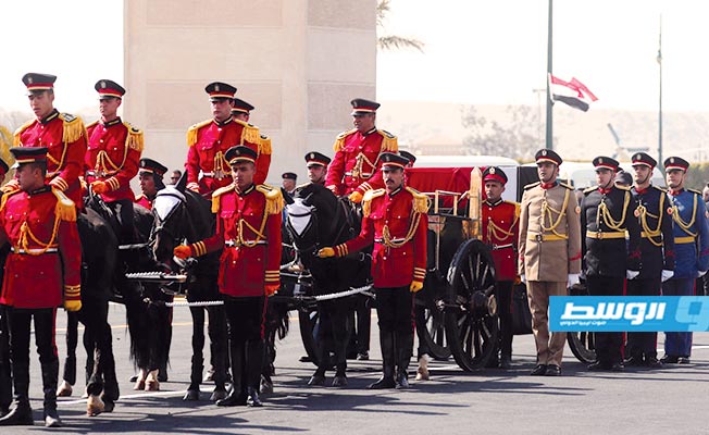 جثمان الرئيس المصري الأسبق ينقل على عربة تجرها خيول في الجنازة العسكرية. (الإنترنت)