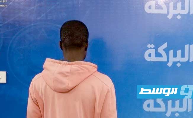 المتهم الغاني بعد القبض عليه، 16 أبريل 2023. (مديرية أمن بنغازي)